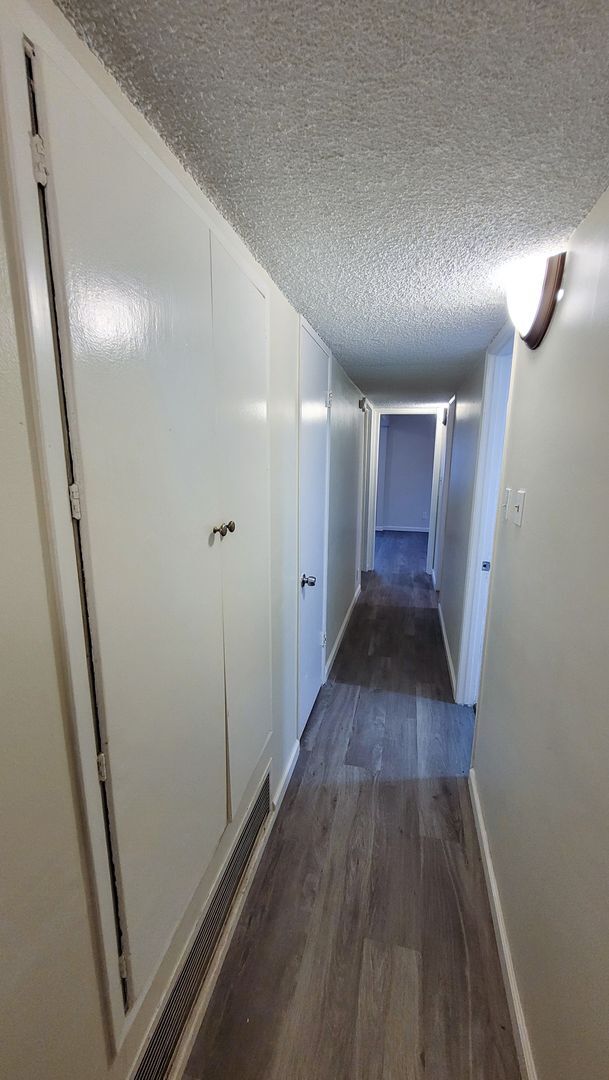 Building Photo - 6 Bedroom 3 Bath Two Story House with REMODELED Kitchen and Bathrooms Available Now!