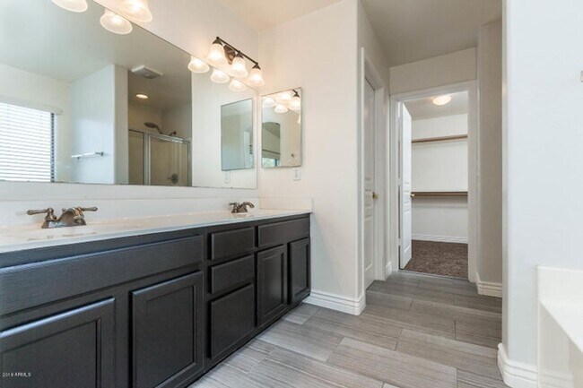 Building Photo - Charming 5 Bed 3 bath Home in Avondale