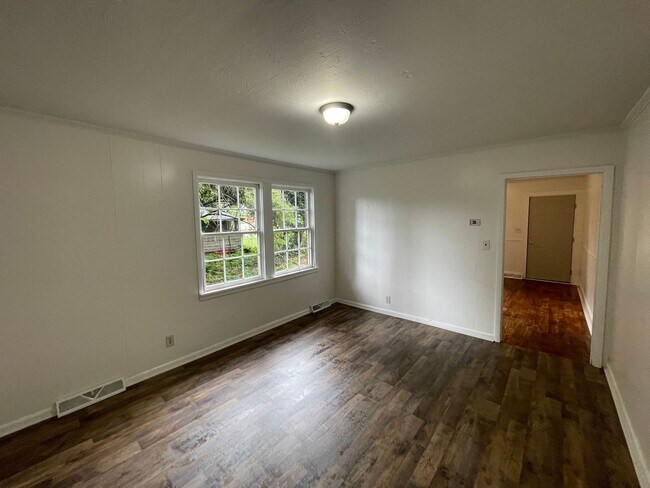 Building Photo - Renovated 2 bedroom 1 bathroom house with office/bonus room!