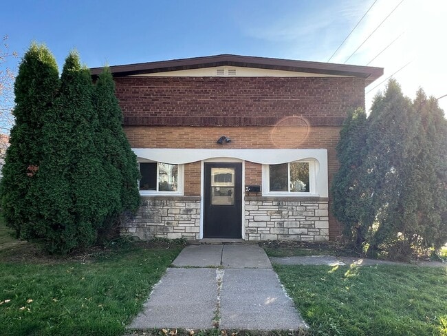 Building Photo - Remodeled Studio Apartment! OPEN AUGUST 1st