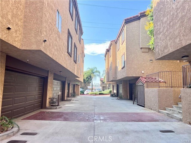 Building Photo - 8615 Beverly Park Pl