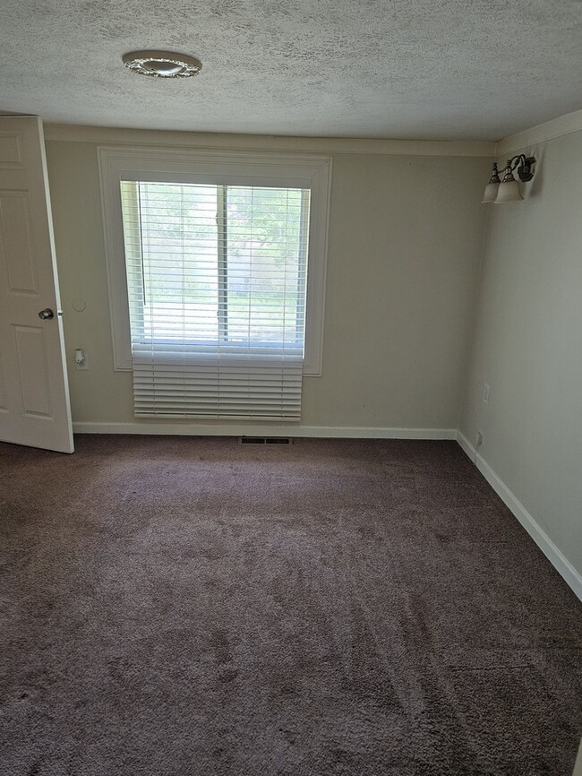 Building Photo - 2 Bedroom 2 Baths Ranch Home