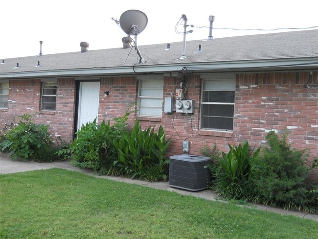 Building Photo - 829 Russell Cir