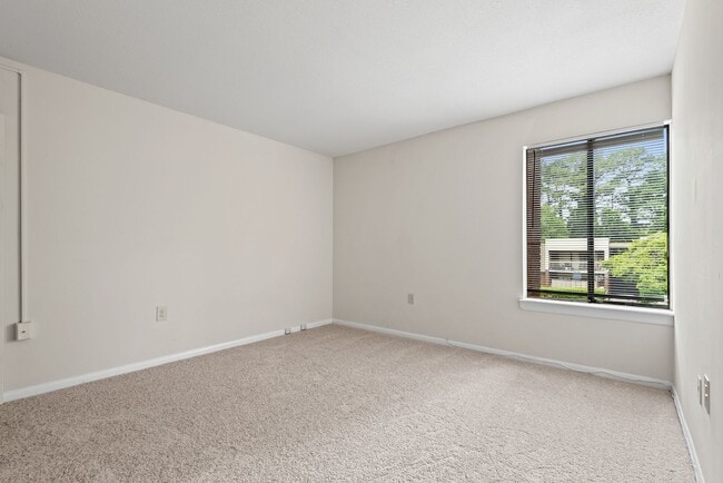 Building Photo - Bolinwood condo available mid-June!! 3 beds, 2 baths in GREAT location in Chapel Hill!