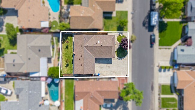 Building Photo - 2025 Sweetwater Dr