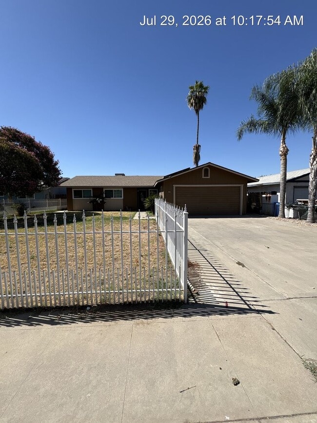 Building Photo - North Side Visalia Home!!