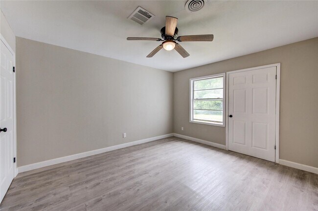 Building Photo - 808 TX-393 Loop