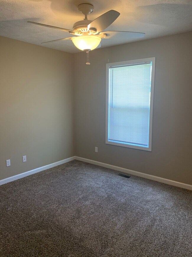 Building Photo - COMING SOON...3 Bedroom in GREAT LOCATION in the Center of Town!