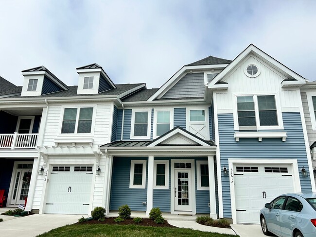 Building Photo - Large Townhome in Governors - East of Rout...