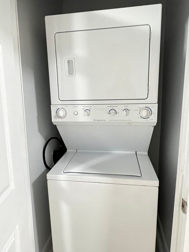 Building Photo - Renovated 3bd/1bth House with Rear yard!! SECTION 8 ONLY!!