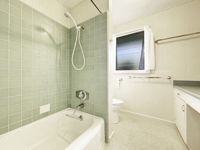 Building Photo - Small Dog Friendly Palolo House