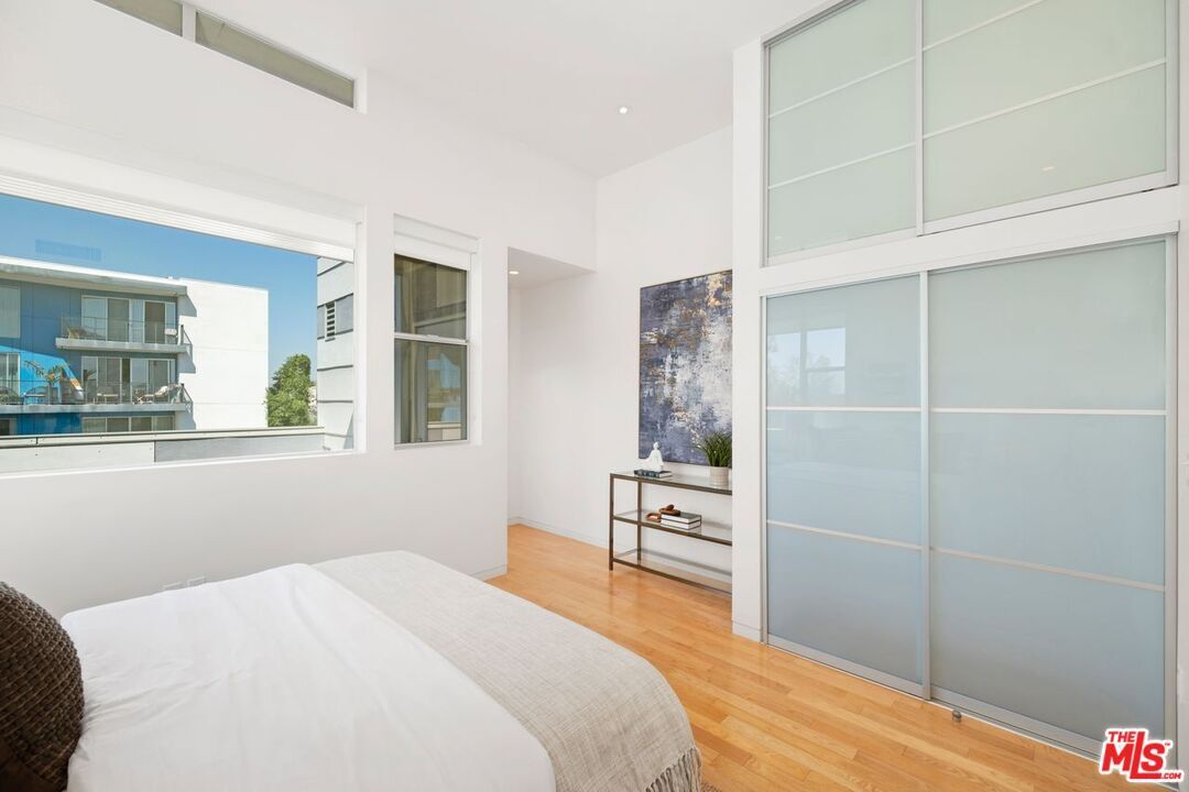 Building Photo - 742 N Hudson Ave