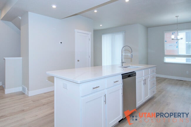 Building Photo - 995 W 360 S