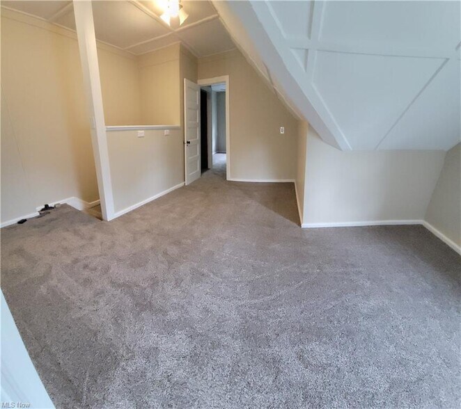 Bonus room - 1439 W Clifton Blvd