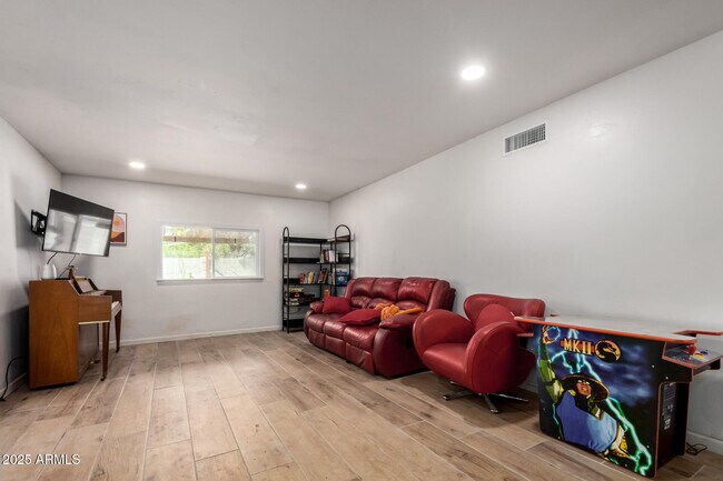 Building Photo - 2534 E Fairfield St