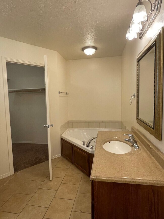 Building Photo - Executive Rental All Brick Home near South...
