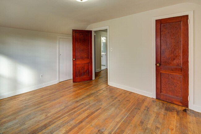 Building Photo - Charming Cecil Cape Cod Showing Saturday 12/13 9am-9:15am