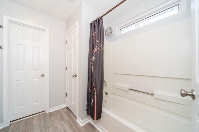 Building Photo - Beautiful 3 bed/ 2.5 bath home in Deep Creek