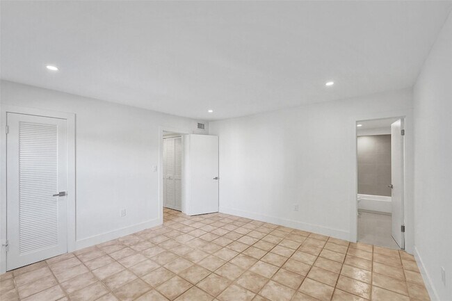 Building Photo - 4040 N Hills Dr