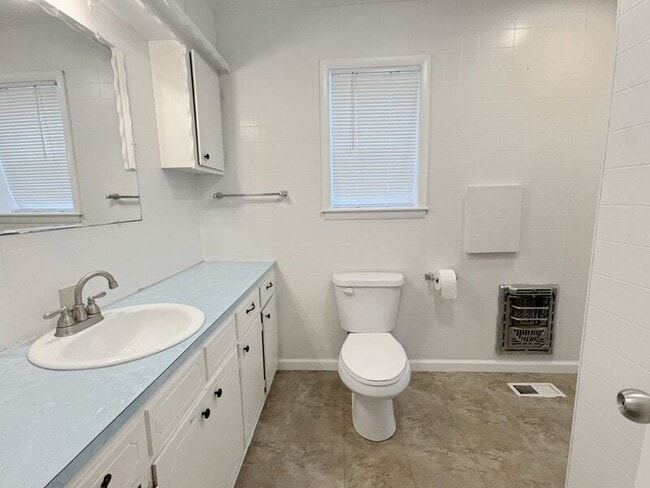 Building Photo - 610 W C St