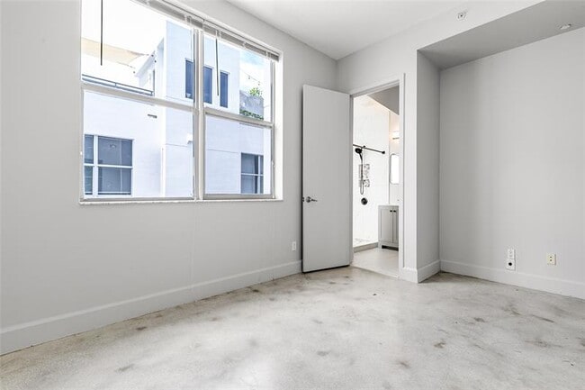 Building Photo - 721 SE 12th Ct