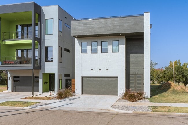 Building Photo - 923 N Francis Ave