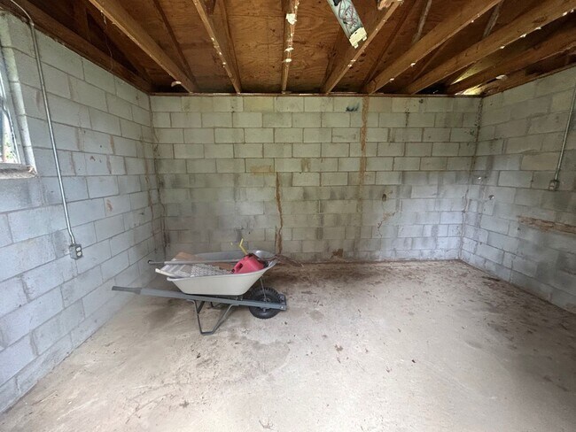 Building Photo - 1614 Sandra Dr