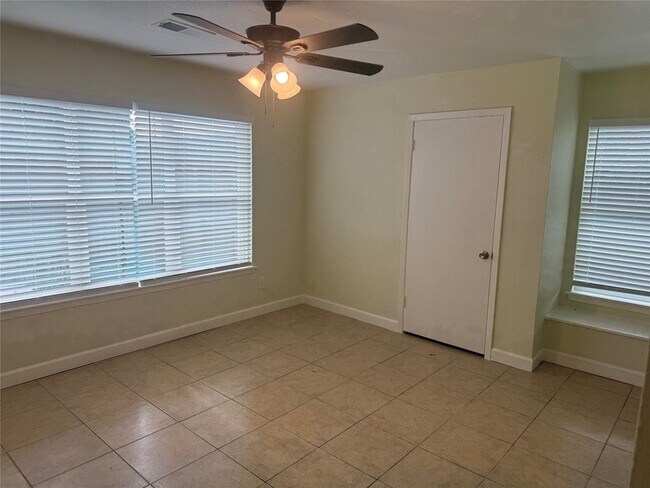 Building Photo - 6525 Renwick Dr