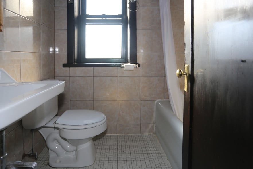 Building Photo - 846 W Montrose Ave