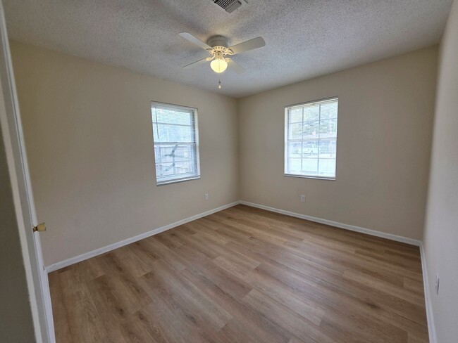 Building Photo - 5BR/2BA home with large family room