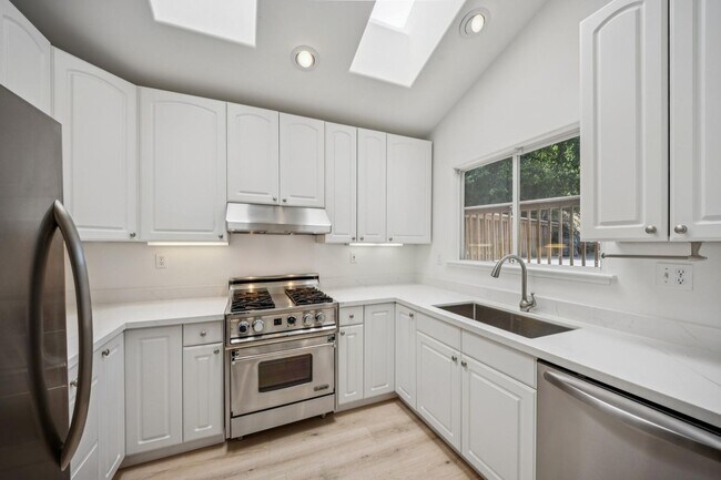 Building Photo - 2BD/1.5BA LIGHT & BRIGHT, MILL VALLEY HOME WITH OPEN FLOOR PLAN!
