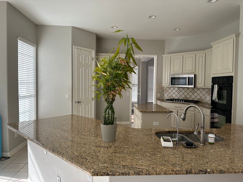 Building Photo - 10416 Canyon Vista Way