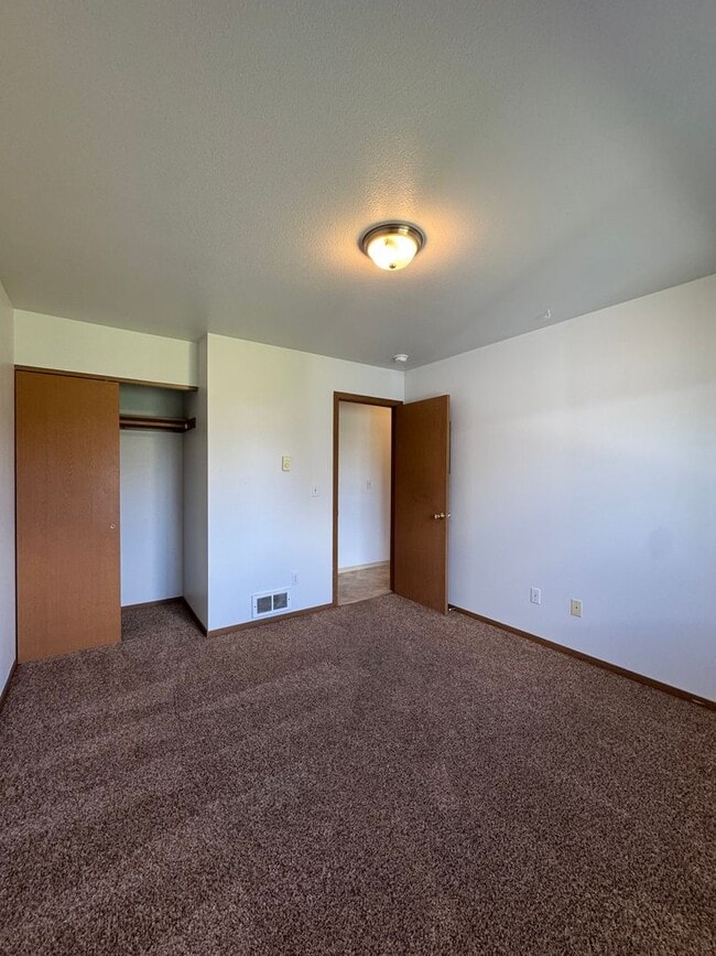 Building Photo - 907 E White Birch Ave