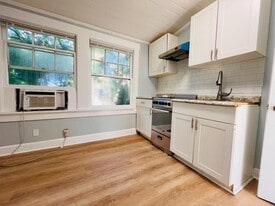 Building Photo - 313 S Lakeside Dr