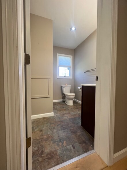 Building Photo - 520 Trumbull Hwy