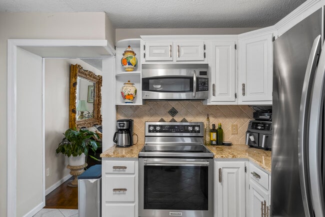 Building Photo - 8 Glenview Dr