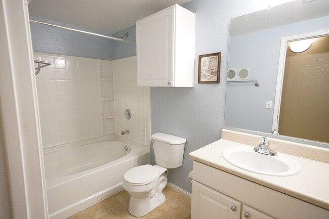 Building Photo - SHOWINGS AVAILABLE NOW