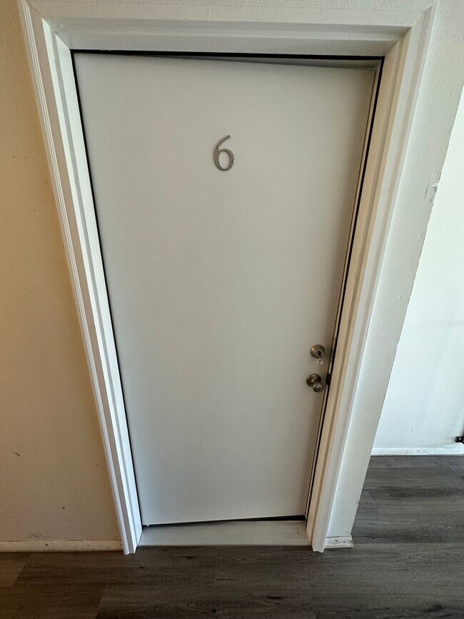 Building Photo - Updated 1 bedroom/1 bath in Edgewater! 1st floor Unit! Secure Building- Off Street Parking