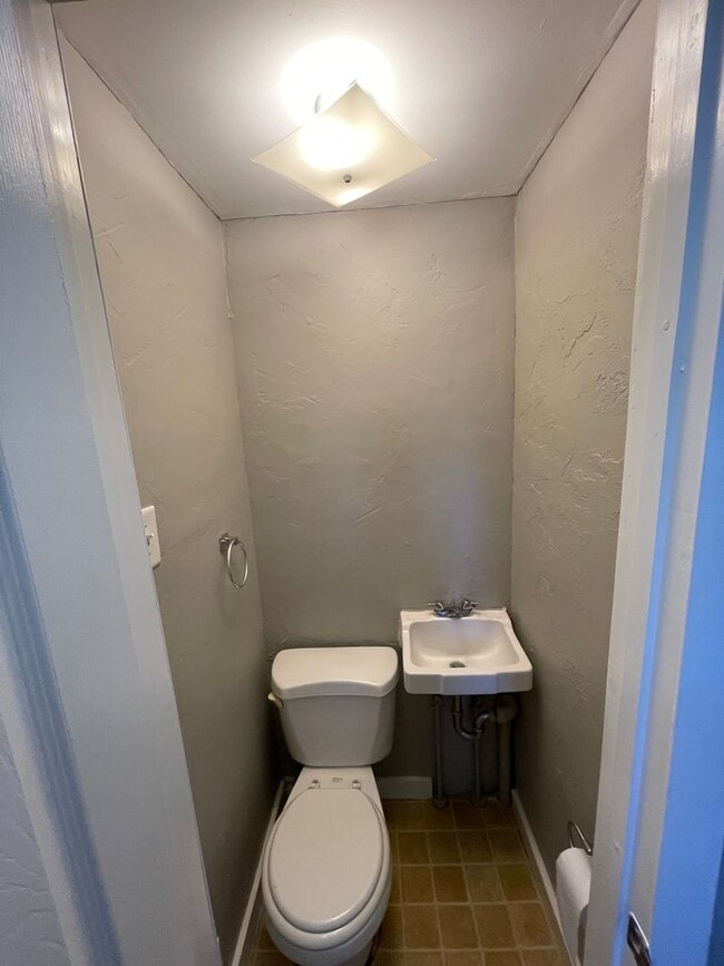 Building Photo - Single Family House in Mt Washington Avail...