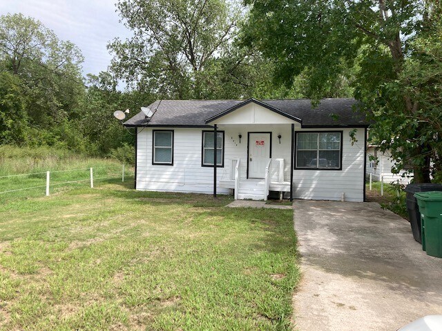 Primary Photo - 5810 E Houston Rd