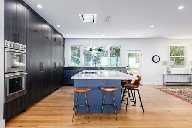 Building Photo - Stunning 5-Bedroom Modern Home with Panora...