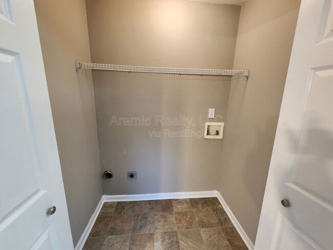 Building Photo - 5886 Ravensway Dr