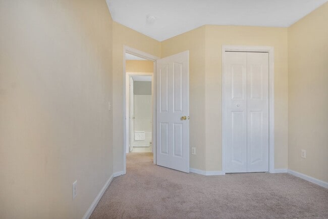 Building Photo - Updated 3-Bed, 2.5-Bath Yorktown Condo with Modern Kitchen, Parking & Community Amenities