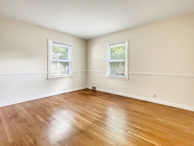 Building Photo - Lovely 3 bedroom 1.5 bathroom Cape Code st...