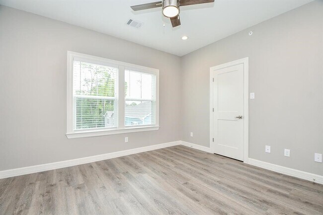 Building Photo - 5262 Ella Blvd