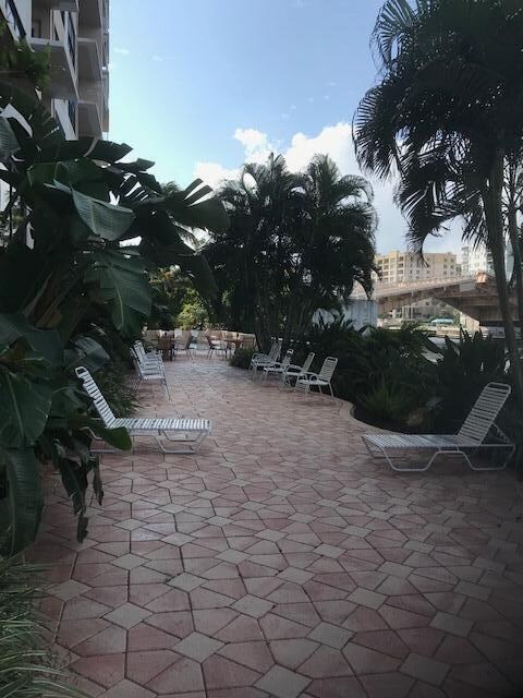 Building Photo - 1401 N Riverside Dr