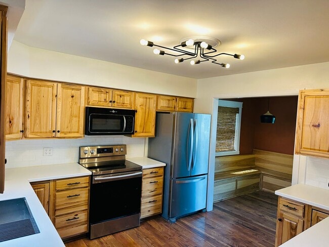 Building Photo - 4+ bedroom, 2 bath with Hot Tub, Fenced Yard and Garage