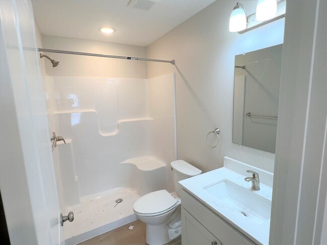 Building Photo - 4 Bed 2.5 Bath Townhome