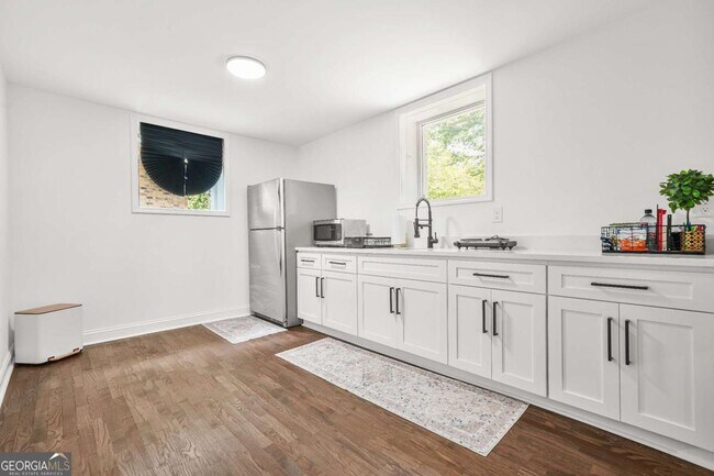 Building Photo - 2430 Hanford Dr SW