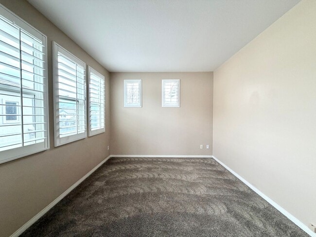 Building Photo - Spacious 5 Bedroom Wolf Creek Home with Balcony, Loft & Secondary Kitchen